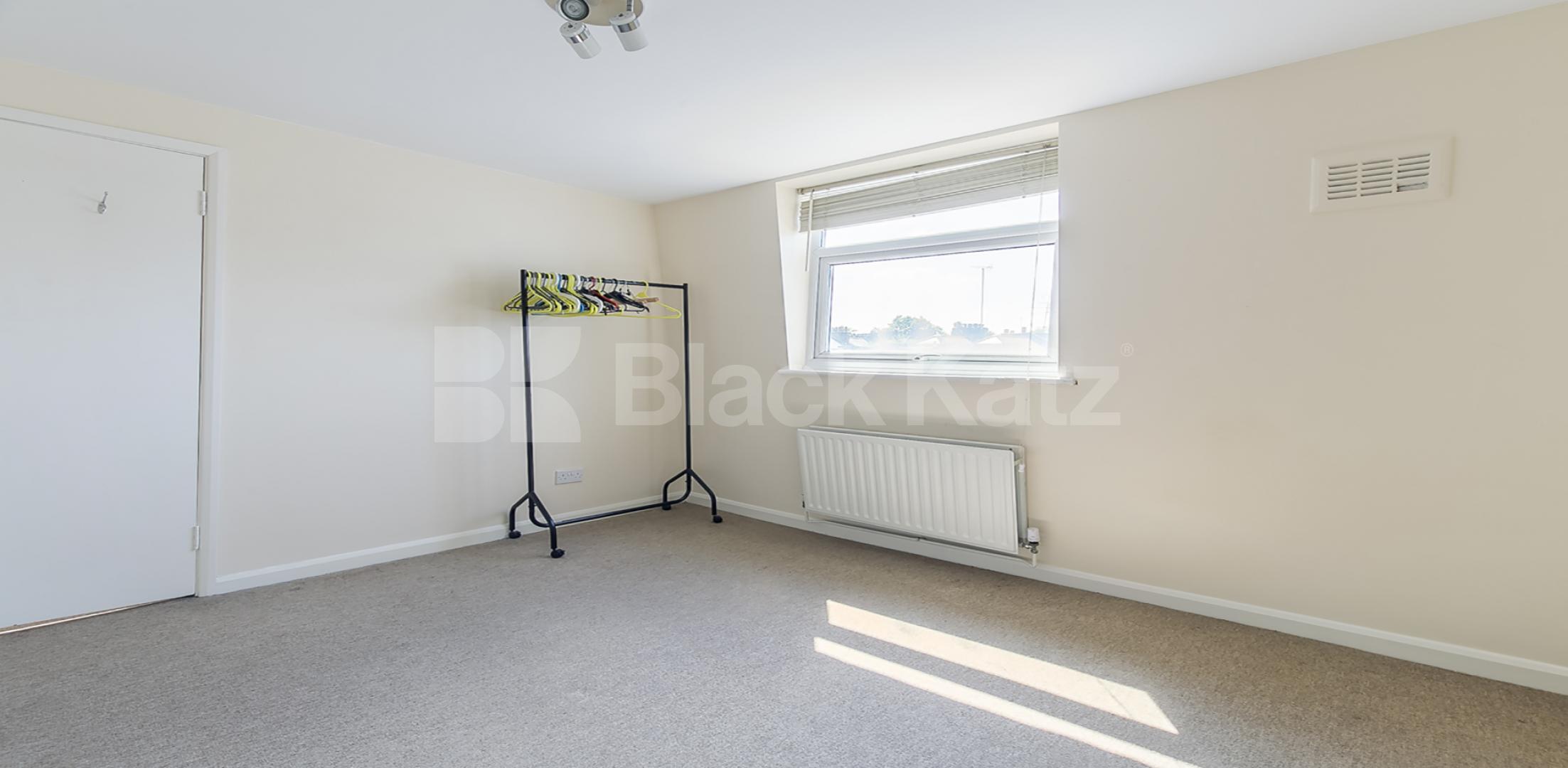 			3 Bedroom, 1 bath, 1 reception Flat			 Upper Street, ISLINGTON N1